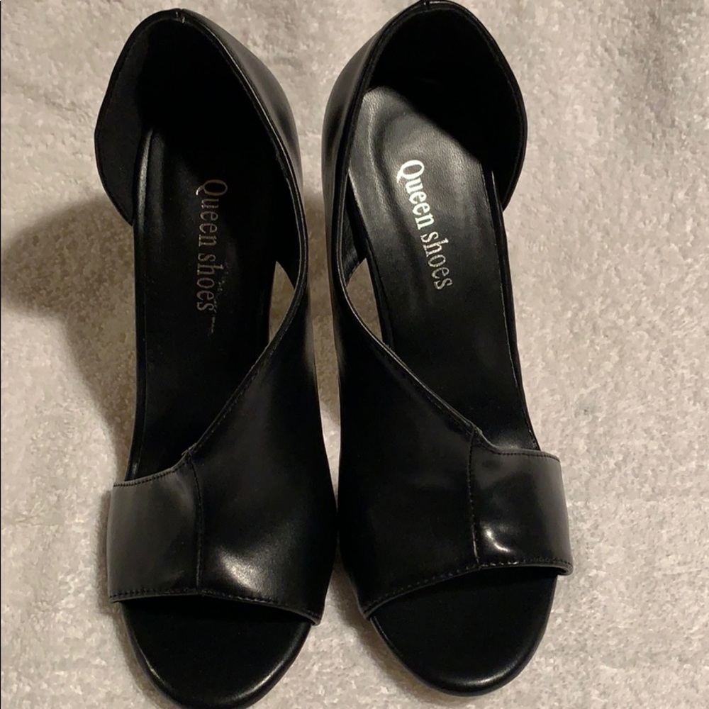 Black pumps